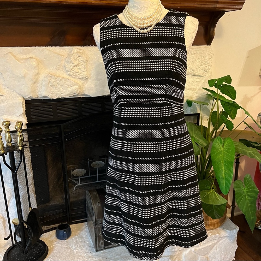 Ann Taylor black and white print sleeveless dress women’s size 6